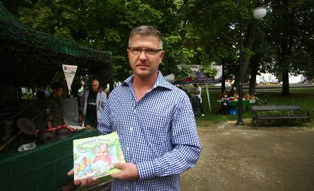 Robert Kuśta, autor pierwszej serii książeczek dla dzieci „Bajki z morałem”, prezentował swoje książki i czytał dzieciom na głos.