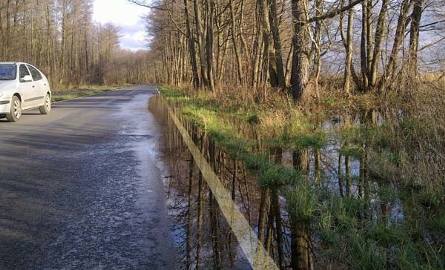 Droga z miejscowości Łazy w kierunku Unieścia i Mielna. Widać jak woda podchodzi już pod sam asfalt, miejscami wlewa się na jezdnię.