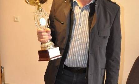 Zbigniew Rewera kilkakrotnie już wygrywał plebiscyty i konkursy rolnicze. To puchar za zwycięstwo w Agrolidze 2007.
