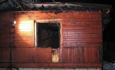 Mężczyzna zginął w pożarze własnego domu. Z ogniem walczyło sześć jednostek straży pożarnej