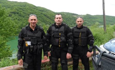 Michał Adamczyk (w środku) z kolegami z Polski podczas misji w Kosowie