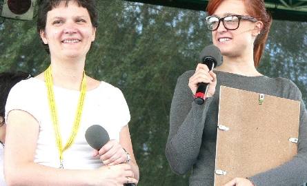 Matyldzie Damięckiej (z prawej) towarzyszyła na scenie dyrektor ECB Magdalena Janiak-Jaskółowska.