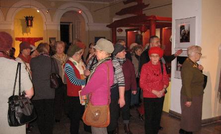 Członkowie Klubu Seniora zwiedzili też akutualne wystawy w muzeum.