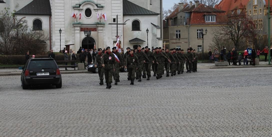 Na placu kościelnym w Krośnie Odrzańskim odbywa się wiele przeróżnych uroczystości, również z udziałem wojska. Zagłębienia nie przeszkadzają podczas