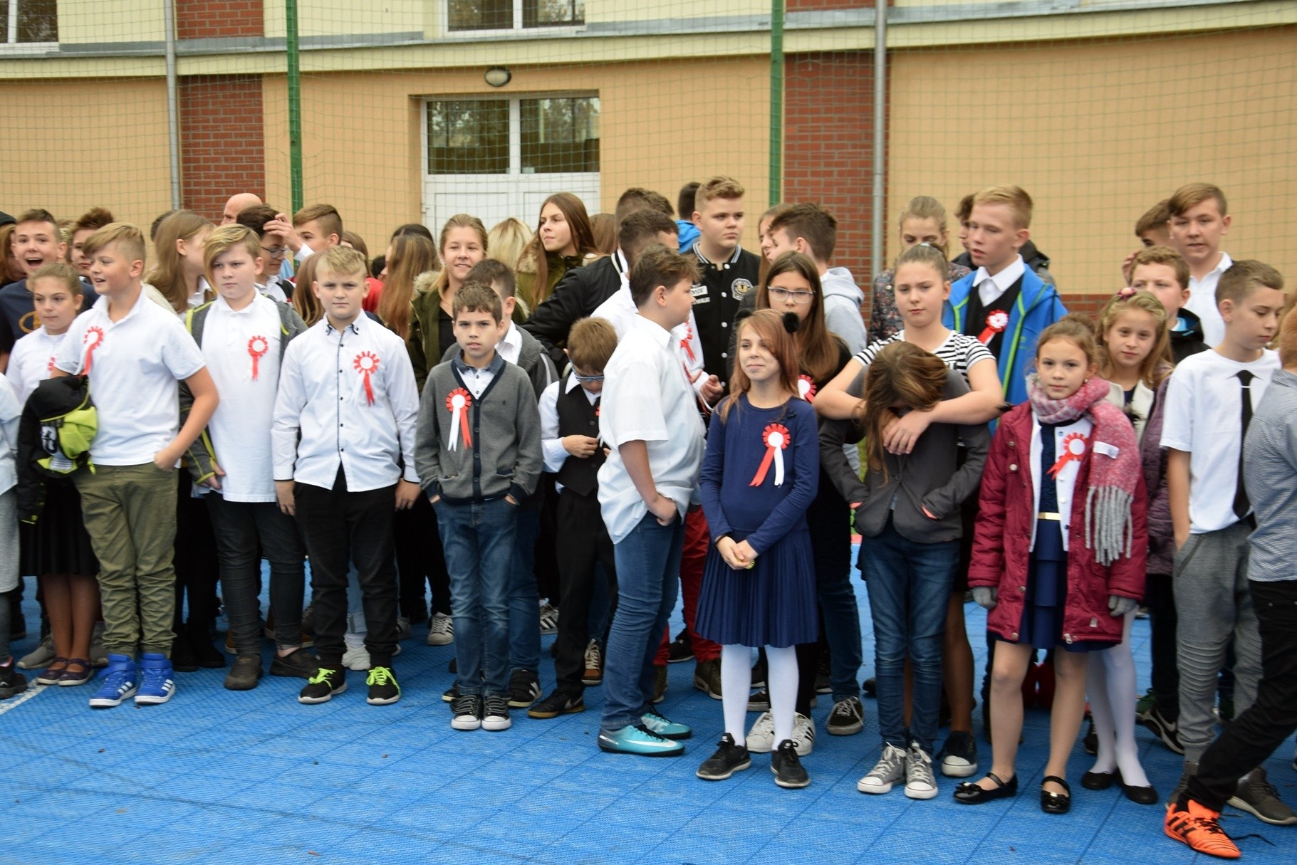 Szkoła Nr 3 Starogard Gdański SP 3 Stargard. Na szkolnym boisku uczniowie z nauczycielami wspólnie