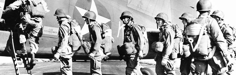 Żołnierze amerykańskiej 101. Dywizji Powietrznodesantowej podczas załadunku do samolotu. Rok 1944