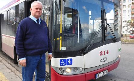 - Zielone światło dla jadących Wiejską powinno się palić zdecydowanie dłużej – uważa Zdzisław Kwapiński, kierowca autobusu miejskiego z firmy ITS Mi