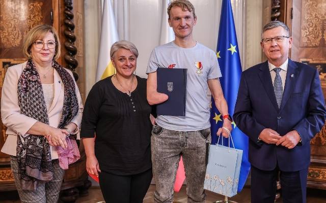 Nowy Targ. Witold Skupień - mistrz i wicemistrz świata w paranarciarstwie biegowym odznaczony Krzyżem Małopolskim 
