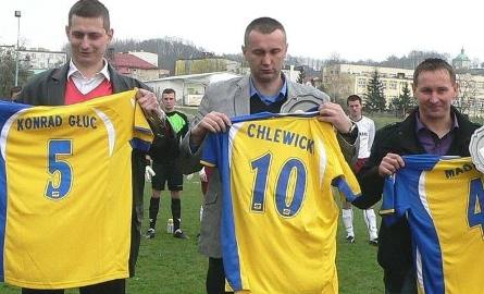 Trzej herosi Nidy (od lewej): Konrad Głuc, Robert Chlewicki i Marek Madej na zakończenie kariery otrzymali żółto-niebieskie koszulki pińczowskiego k