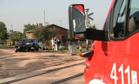 Osobówka zderzyła się z pociągiem w Nieżychowicach (zdjęcia)