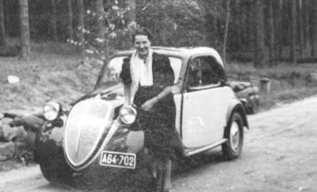 1939 rok. Podczas przejażdżki do Bydgoszczy samochodem kupionym za nagrodę w konkursie na projekt budynku sądu