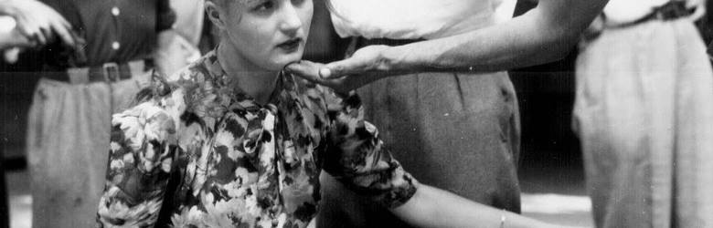 Golenie głowy kobiecie, która utrzymywała kontakty z Niemcami. Francja, rok 1944 lub 1945
