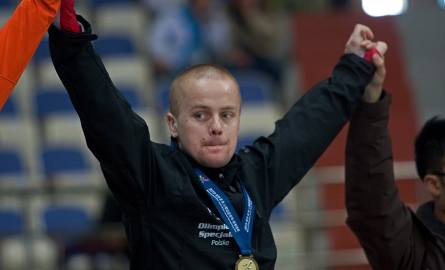 Paweł Menducki ze złotym medalem na 777 metrów.