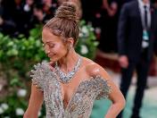 Zdjęcie do artykułu: Jennifer Lopez niby ubrana, a i tak wszystko było widać! 54-latka zaszalała na Met Gala 2024!