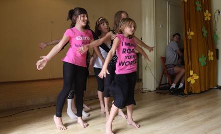 Dziewczynki dały popis tańca nowoczesnego.