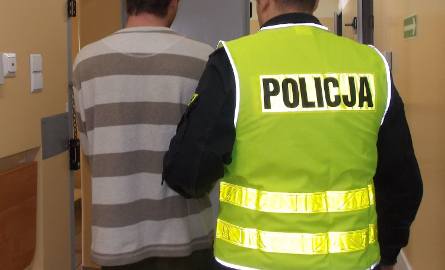 26-letni mężczyzna doprowadzony do  komendy policji w Starachowicach.