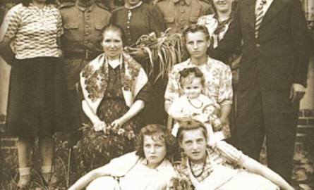 Rodzina Zawadzkich z żołnierzami WP po przyjeździe w 1946 r. do miejscowości Krzyżanowice w powiecie oleskim. W drugim rzędzie od prawej siedzi Barbara