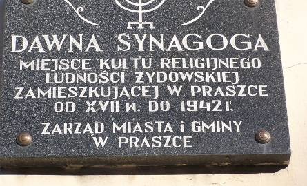 Tablica pamiątkowa na ścianie synagogi w Praszce