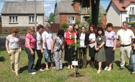 Ważnym punktem wizyty zagranicznych gości było zasadzenie pamiątkowego drzewa – symbolu projektu Comenius.