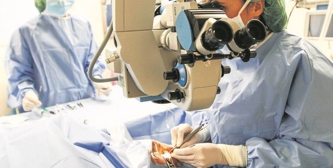 W Polsce w kolejkach na operację usunięcia zaćmy i wszczepienie soczewki czeka obecnie ponad pół miliona osób.