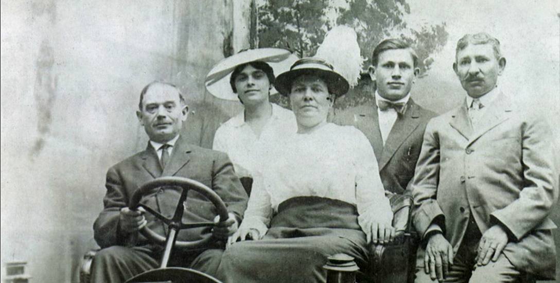 Na tylnym siedzeniu Joe Reinfeld z żoną Anną, z prawej brat teściowej . Z przodu teściowie Izrael Joseph i Frances Suskind