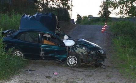 21-latek przegrał walkę o życie. Rozpędzony samochód uderzył w drzewo (zdjęcia)