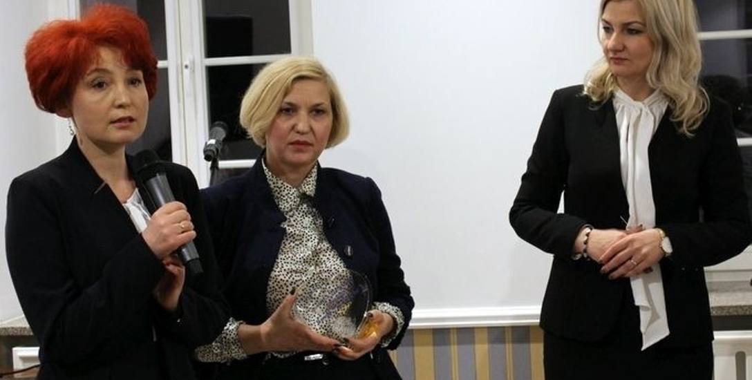 Ewa Matejkowska i Dorota Grabowska z nagrodą  dla Bursy Szkolnej nr 3 za „Łomżyńską Inicjatywę Społeczną Roku 2017”