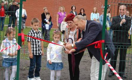 Z okazji rozpoczęcia roku szkolnego otwarto też plac zabaw przy szkole w Krasocinie. Wspólnego przecięcia symbolicznej wstęgi dokonały bliźniaczki: Maja