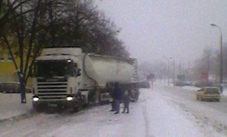Zima w Radomskiem: śnieg zasypuje drogi, służby robią, co mogą, miasto zakorkowane (video, zdjęcia)