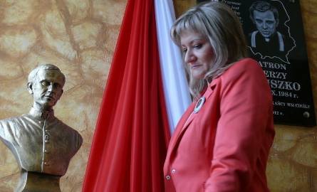 W holu szkoły dyrektor Aneta Jończyk odsłoniła tablicę pamiątkową i popiersie patrona.