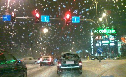 Fatalne warunki w Bydgoszczy. Śnieg, ślisko. Autobusy spóźnione [czekamy na Wasze sygnały, zdjęcia]