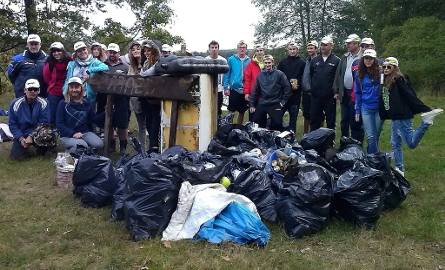 Uczestnicy akcji wraz z „owocami” kilkugodzinnej pracy - workami wypełnionymi śmieciami.