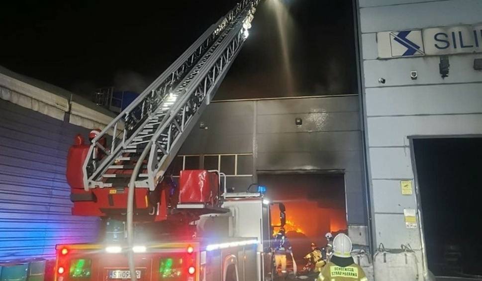 Film do artykułu: Pożar hali produkcyjnej w Mikołowie - z ogniem walczyło 180 strażaków. Na miejscu wciąż pracują zastępy straży pożarnej. Zobacz ZDJĘCIA