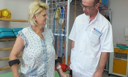 Doktor Andrzej Kozłowski wraz z operowaną przez siebie pacjentką. Pani Elżbieta Piecyk na drugi dzień po zabiegu czuła się już całkiem dobrze.