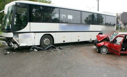 24-latek w volkswagenie wjechał w autobus (zdjęcia)