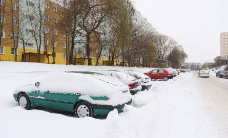 Kierowcy, którzy zaparkowali przy ulicy Gagarina będą mieli problem z wyjazdem. Najpierw trzeba usunąć śnieg, który zgarnął im pod koła pług.