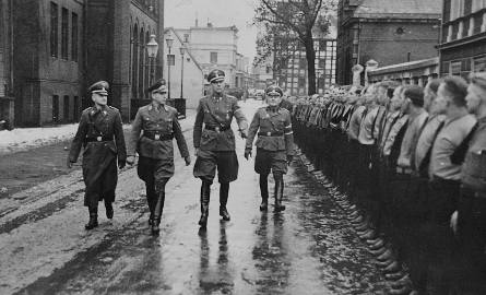 Jesień 1939 r., Bydgoszcz, ul. Grodzka. Przed oddziałem Selbstschutzu przechodzą: (od lewej) gruppenführer Richard Hildebrandt, gauleiter Albert Forster,
