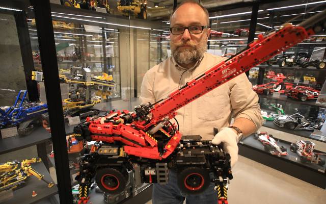 Zbudował największą w Polsce kolekcję zestawów Lego Technik. Pół miliona klocków zamienił w maszyny, które można oglądać w Krakowie  