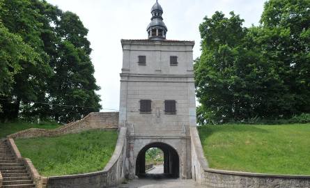 Brama wjazdowa do zamku Zbąskich pochodzi z 1627 r. Na szczęście zachowała się, jak i system holenderskich wałów obronnych. Czy dodatkową atrakcją będą