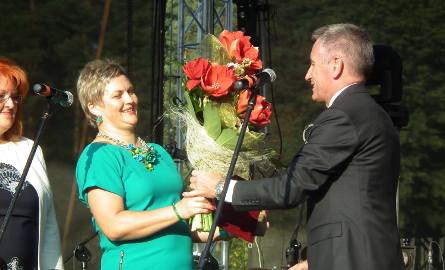 Burmistrz Lipska Jacek Wielorański wręczył na ręce Magdaleny Kolendy kwiaty i nagrodę "Rubasznej Lipy" dla  Antoniego Szczygła, prezesa