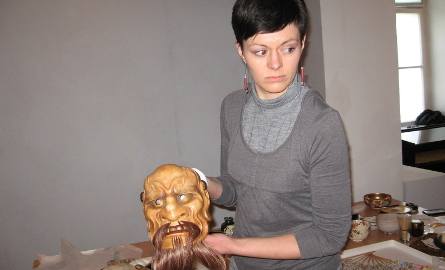 - Będą też i takie japońskie maski – pokazuje Małgorzata Łapsa – Malawska z Muzeum Sztuki i Techniki Japońskiej Manggha w Krakowie