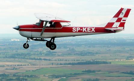 Za sterami tej Cessny 150 siedzi Łukasz Kałdowski. Sfotografował go kolega z samolotu lecącego obok