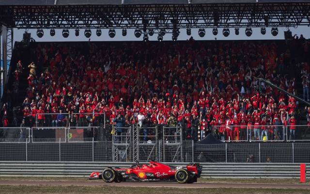 Fani zakochani w Ferrari dostali na Walentynki nie byle jaki prezent [WIDEO]