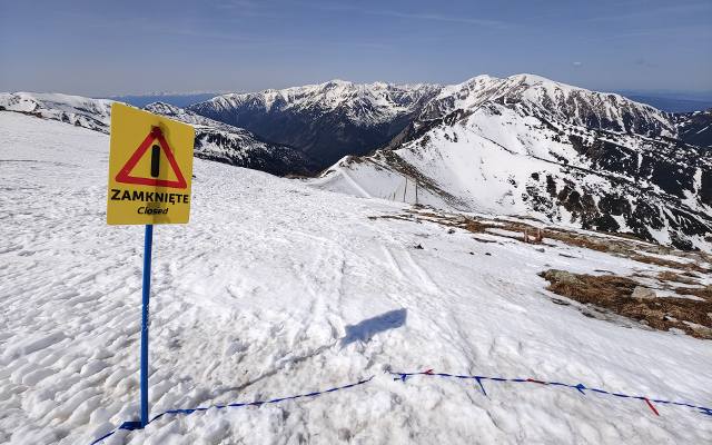 W Tatrach śnieg ginie w oczach. Nadal obowiązuje jednak zagrożenie lawinowe. O czym pamiętać wybierając się w góry w czasie majówki? 