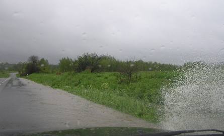Woda z rowów wylewała się wczoraj na drogę z Masłowa do Kielc.