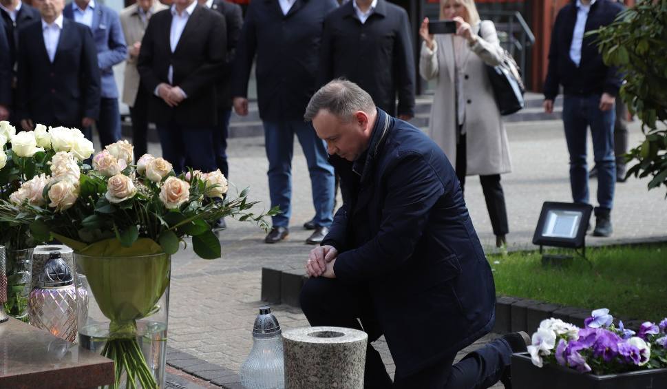 Film do artykułu: Wybuch metanu w KWK Pniówek: do Pawłowic przyjechał prezydent Andrzej Duda. "Mam nadzieję, że ratownicy wydobędą poszkodowanych żywych"