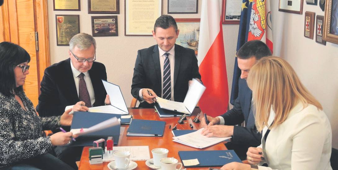 W Urzędzie Miejskim w Darłowie odbyło się uroczyste podpisanie czterech umów na dofinansowanie realizacji projektów w Darłowie i gminie Postomino.