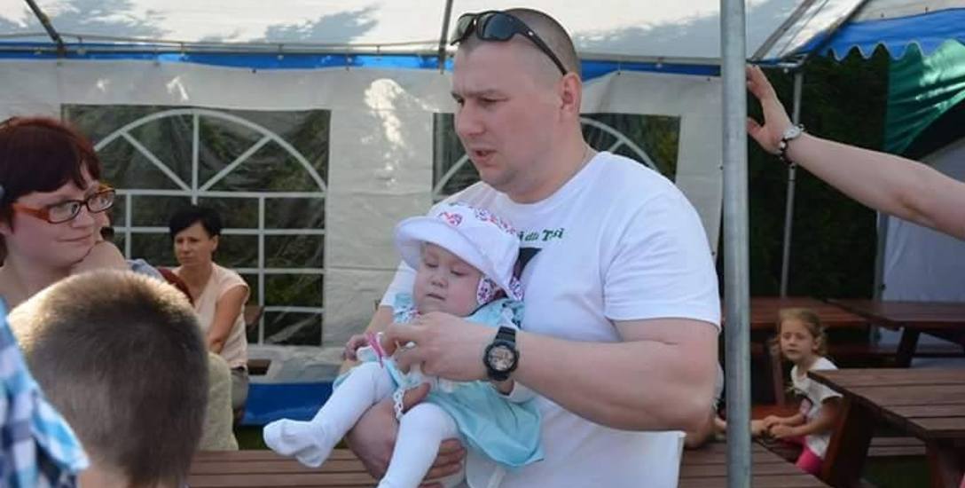 Tosia wraz z tatą przyjechała ze szpitala w Warszawie na piknik charytatywny w gospodarstwie agroturystycznym w Strudze.