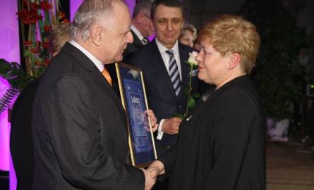 Wiceprzewodniczący Rady Miejskiej w Staszowie Bonifacy Wojciechowski, wręcza nagrodę za drugie miejsce pani doktor Ewie Sali.