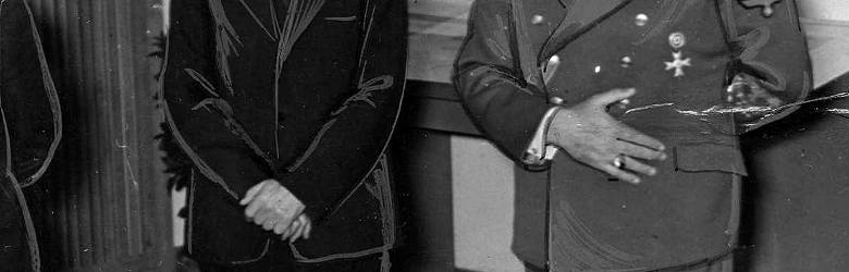 Hans Frank nad sarkofagiem Kazimierza Jagiellończyka wywiezionym do Berlina, 1942
